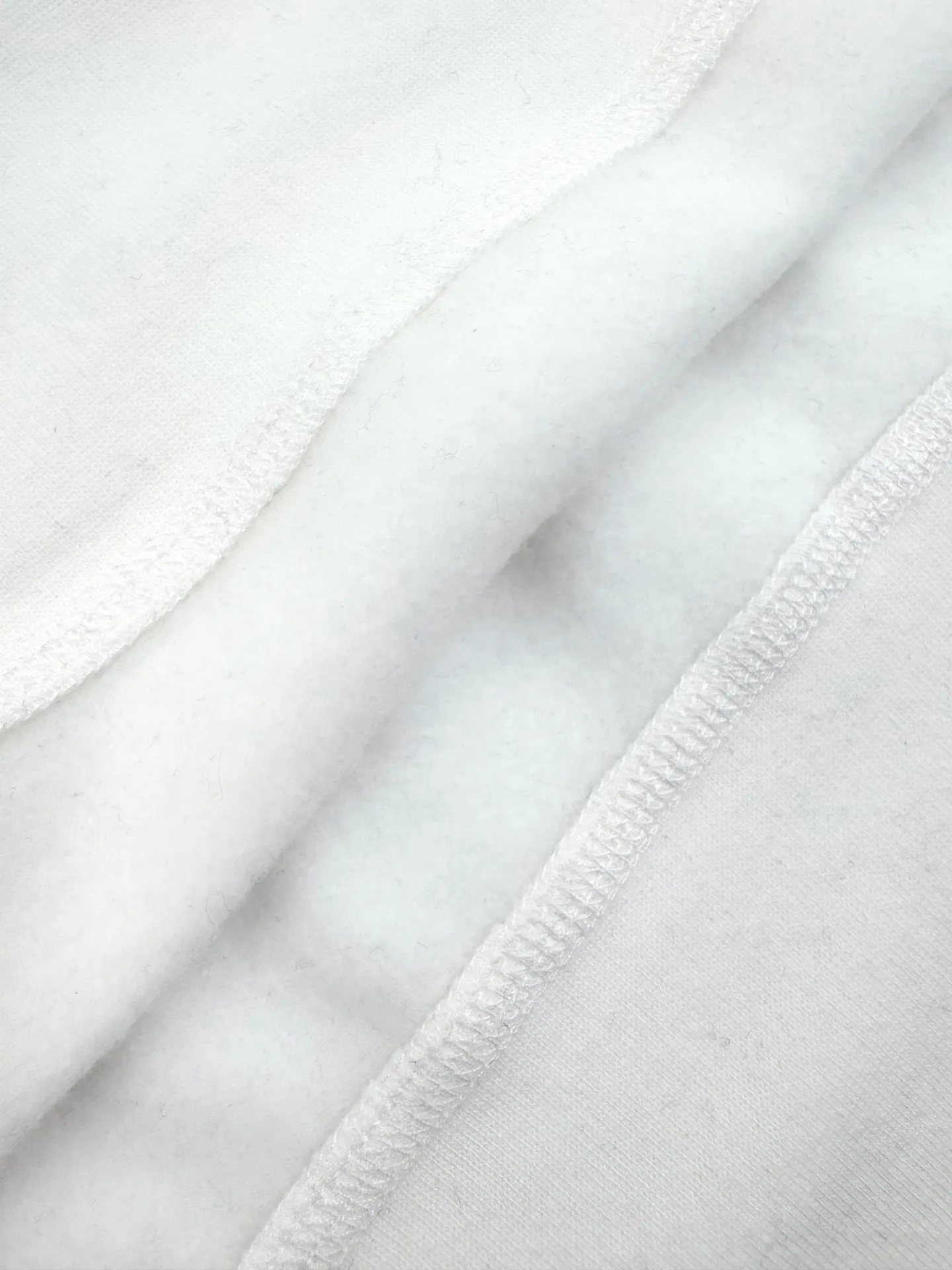 P280 Ralph Lauren logo embroidered sweatshirt. Customized cloud-like honey cotton fleece sweatshirt material. It feels delicate and comfortable against the skin. It is dressed in pure white and exudes innate elegance. The exquisite indigo pony logo is embellished with it. It is highly recognizable. It brings an atmosphere of freedom and vitality. Pure and agile color symphony. It outlines a high-end silhouette with extreme simplicity. It becomes the smart focus of the vision and shows taste in silence. Craftsmanship 1: Adopting imported machine embroidery technology and using advanced computer control systems and precision mechanical components to achieve the iconic pony embroidery operation with high precision and smooth and delicate lines. Process 2: Using the Hasuo process and sewing with a specific machine. The Hasuo fastness is high and adds visual effects. It is time-consuming and labor-intensive. Process 3: The fabrics are washed and have a better hand feel. Not easy to deform, not easy to shrink, not easy to fade, and maintain long-term beauty. Accessories: Customized 1:1 Ralph Lauren trademark Fit: Fitted Size: S M L XL Style No.: 25296